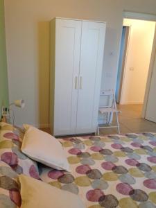 1 dormitorio con 1 cama y armario blanco en Casa di Giulia en Verona