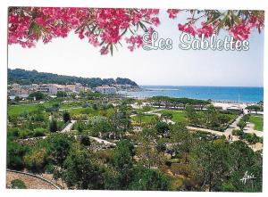 a view of a park with a beach and the ocean at Appartement 4 personnes 5mn plage Piscine wifi parking in La Seyne-sur-Mer