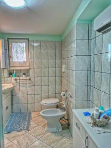 łazienka z toaletą i umywalką w obiekcie Casa Consy w Sorrento
