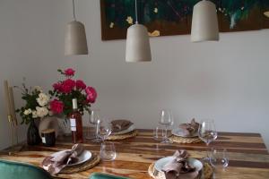 een eettafel met borden, glazen en bloemen bij Casa Cecilia, 2 bedrooms, 1 bathroom, lake view, pool in Gardone Riviera +16 foto's