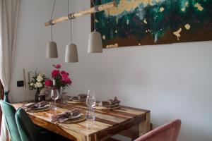 een eettafel met stoelen en een schilderij bij Casa Cecilia, 2 bedrooms, 1 bathroom, lake view, pool in Gardone Riviera