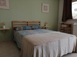 ein Schlafzimmer mit einem großen Bett in einem Zimmer in der Unterkunft El Paso in Castro di Lecce