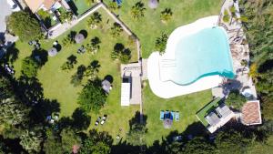 una vista aérea de un patio con piscina en Hotel La Torre, en Tarifa