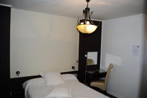Katil atau katil-katil dalam bilik di Hôtel restaurant les Templiers