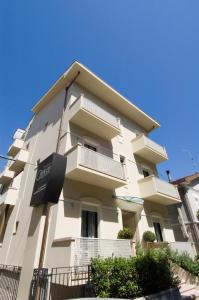 een gebouw met balkons aan de zijkant bij Residence Caterina in Cattolica