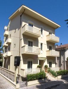 een groot gebouw met balkons aan de zijkant bij Residence Caterina in Cattolica
