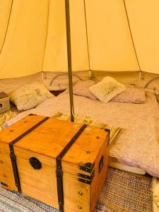 un box in legno posto su un letto in tenda di Murimäe Winery glamping a Otepää