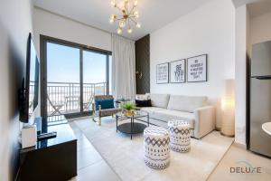Posezení v ubytování Charismatic 1BR at UNA Town Square Dubailand by Deluxe Holiday Homes