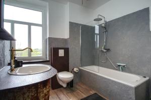 Ένα μπάνιο στο Ferienwohnung LOFT STUDIO ANNABERG +6 φωτογραφίες