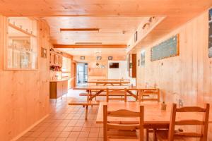 מסעדה או מקום אחר לאכול בו ב-Les Louerettes
