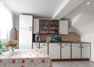 Kitchen o kitchenette sa Katis‘Apartment