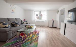 ein Wohnzimmer mit einem Sofa und einem Couchtisch in der Unterkunft Katis‘Apartment in Diez