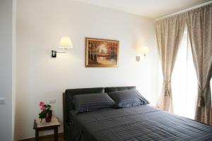 1 dormitorio con cama y ventana en Casa Vacanze Relax in Piazzetta, en Trevignano Romano