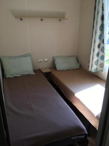 Postel nebo postele na pokoji v ubytování Mobil Home pour 6 personnes climatisé à quelques minutes des plages