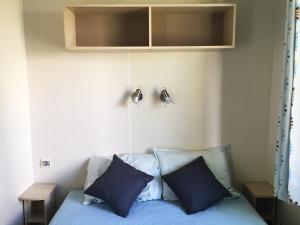 Postel nebo postele na pokoji v ubytování Mobil Home pour 6 personnes climatisé à quelques minutes des plages + 20 fotografií