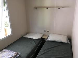 Postel nebo postele na pokoji v ubytování Mobil Home pour 6 personnes climatisé à quelques minutes des plages