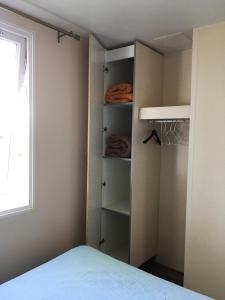 Postel nebo postele na pokoji v ubytování Mobil Home pour 6 personnes climatisé à quelques minutes des plages