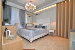 Posteľ alebo postele v izbe v ubytovaní Epavlis Luxury apts