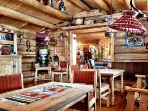 Un restaurante u otro lugar para comer en Smuksjøseter Fjellstue