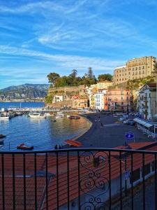 - une vue sur un port avec des bateaux dans l'eau dans l'établissement Casa Consy, à Sorrente