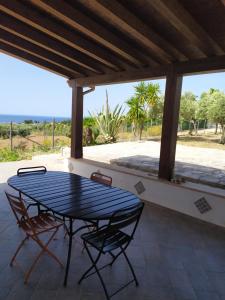 un tavolo e sedie blu su un patio di Antico Rustico a Scopello