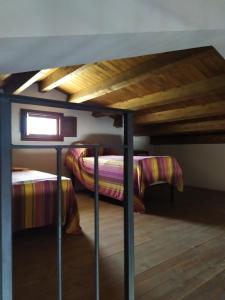 Letto a castello in camera con 2 letti di Antico Rustico a Scopello