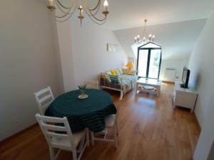 een woonkamer met een tafel en stoelen en een bank bij Costa da Morte "Paraiso de Galicia" in Ponteceso