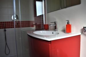 A bathroom at Melograno Home