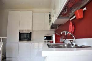 A kitchen or kitchenette at Melograno Home