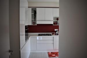 A kitchen or kitchenette at Melograno Home