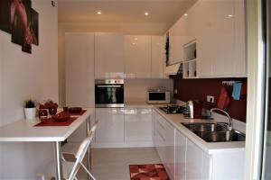 A kitchen or kitchenette at Melograno Home