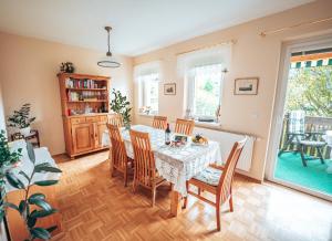 a dining room with a table and chairs at Gästewohnung Sebastian in Grundlsee