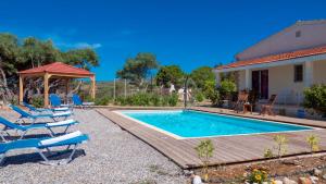 Bazén v ubytování Zizi Sea View Villa nebo v jeho okolí