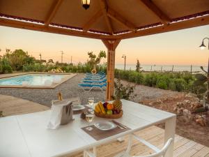 Bazén v ubytování Zizi Sea View Villa nebo v jeho okolí