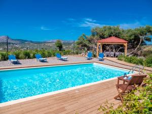 Bazén v ubytování Zizi Sea View Villa nebo v jeho okolí