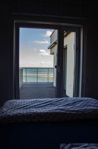 ギジツコにあるnautica lux apartamentyのベッドがあり海が見える寝室