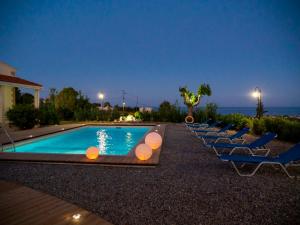 Bazén v ubytování Zizi Sea View Villa nebo v jeho okolí