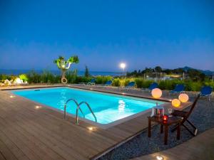 Bazén v ubytování Zizi Sea View Villa nebo v jeho okolí