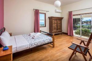 Postel nebo postele na pokoji v ubytování Zizi Sea View Villa