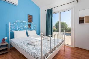 Postel nebo postele na pokoji v ubytování Zizi Sea View Villa