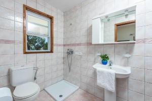 Koupelna v ubytování Zizi Sea View Villa