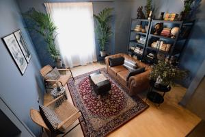 an overhead view of a living room with a couch and chairs at The Little Corner B&B in Valencia