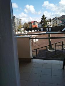 - un balcon avec vue sur le parking dans l'établissement Apartamenty Zofia 1, à Władysławowo