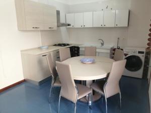 a kitchen with a table and chairs in a room at Frontemare 6 posti letto in Borgo