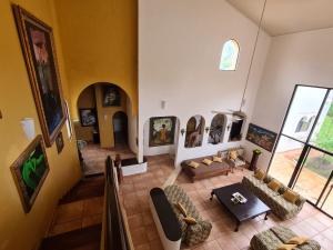 una vista aérea de una sala de estar con muebles en Casa del Arte, a luxury beachfront villa with private pool en Tela