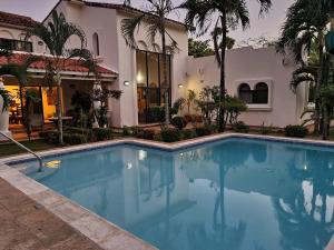 una piscina frente a una casa en Casa del Arte, a luxury beachfront villa with private pool, en Tela