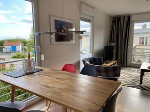 a living room with a wooden table and chairs at Wind und Wetter in Rerik