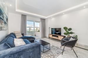 TV a/nebo společenská místnost v ubytování New and Modern Apartment in the heart of Puerto Banús