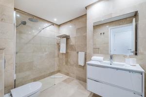 Koupelna v ubytování New and Modern Apartment in the heart of Puerto Banús + 10 fotografií