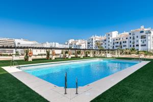 Bazén v ubytování New and Modern Apartment in the heart of Puerto Banús nebo v jeho okolí